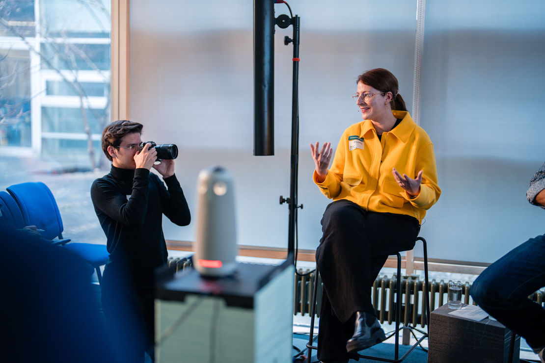 Cyber Valley CCO Rebecca Beiter takes part in the panel discussion at the opening of KI-Studios. Photo Ludmilla Parsyak © Fraunhofer IAO 